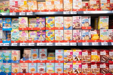 Pasta ve kek yapmak için malzemeler, market rafları, çocukların doğum günü partisi için pastalar, Ruf markası, Trier, Almanya, 4 Mart 2026