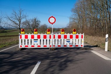 Hasarlı bir yolda inşaat alanının korunması için bariyer sistemi, yasak bölge, uyarı işareti, Trier, Almanya 'da kapalı bozuk sokak