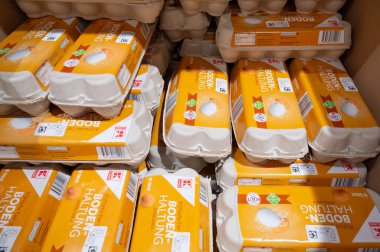 Tavuk yumurtaları, organik, kafes ve serbest yumurta ürünleri bölümü, karton kutu, gıda bakkal çeşidi, süpermarket rafı, Trier, Almanya, 4 Mart 2026