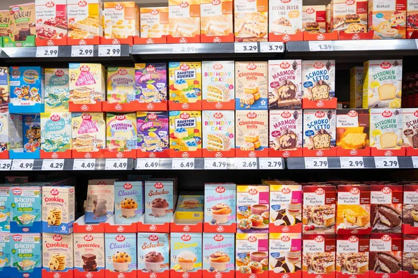 Pasta ve kek yapmak için malzemeler, market rafları, çocukların doğum günü partisi için pastalar, Ruf markası, Trier, Almanya, 4 Mart 2026