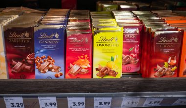 Lindt çikolata çeşitleri, çeşitli tatlılar alkol ve meyvelerle tatlandırılmış, Trier, Almanya 'da süpermarket, 11 Mart 2026