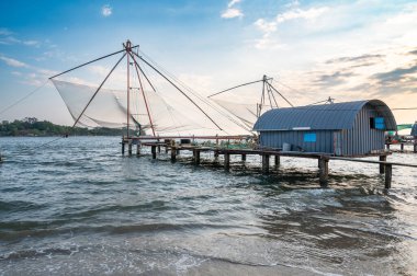 Kochi sahilindeki Çin balık ağları, Hindistan 'daki Kerala, Cheena Vala veya Tangkul, geleneksel sabit kaldırma ağı