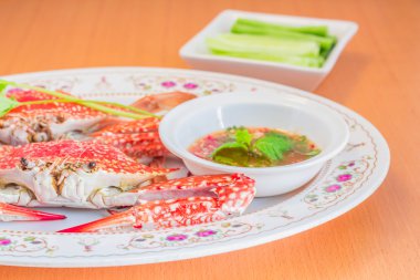 Buharda pişmiş yengeç ve sos