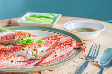 Buharda pişmiş Yengeç yemek masada.