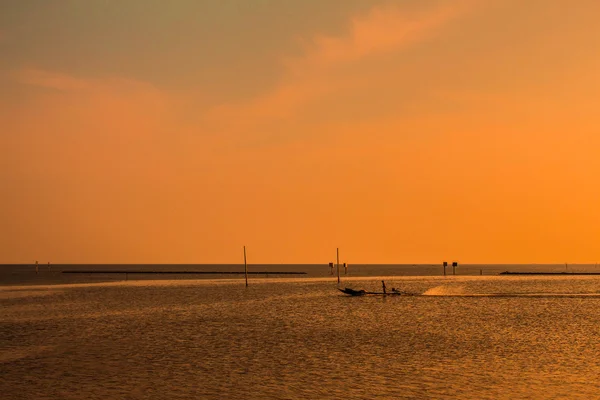 Fischer auf einem Boot und dem Meer — Stockfoto