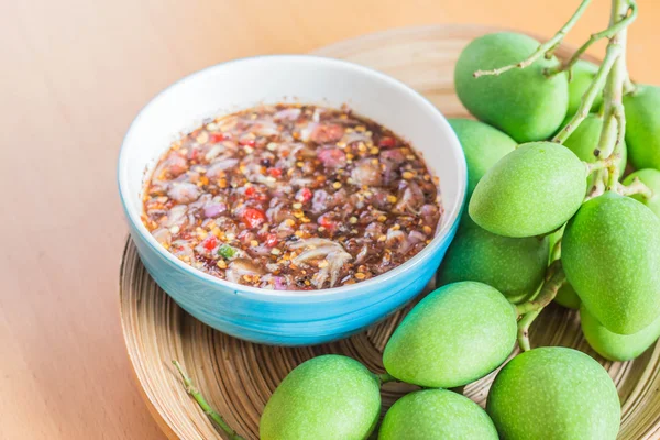 Mango y un tazón en bandeja . —  Fotos de Stock