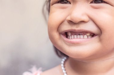 Samimi bir gülümseme ile kız