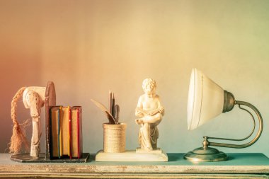 Heykel ve eski süsler.