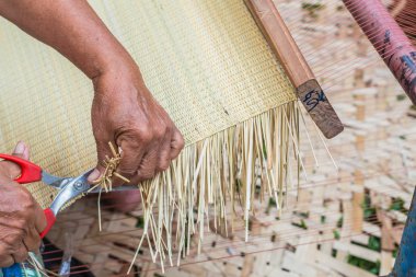 El dokuma hasır kesme.