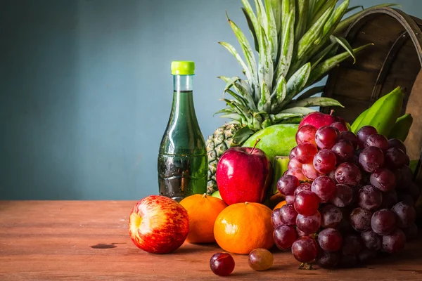 Sumos de frutas e saudável — Fotografia de Stock