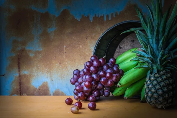 Früchte mit künstlerischem Hintergrund. — Stockfoto