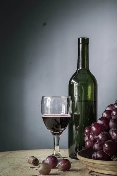 Glas Wein auf einem hölzernen — Stockfoto