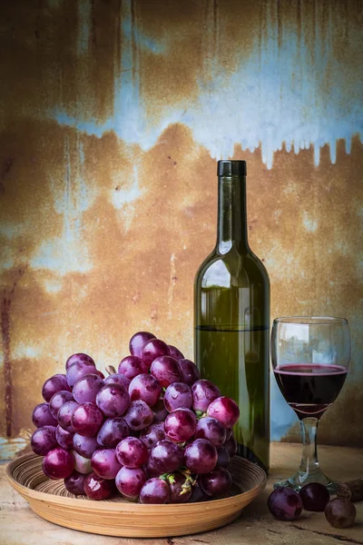 Grapes and wine glasses on a tray — Stock Photo, Image