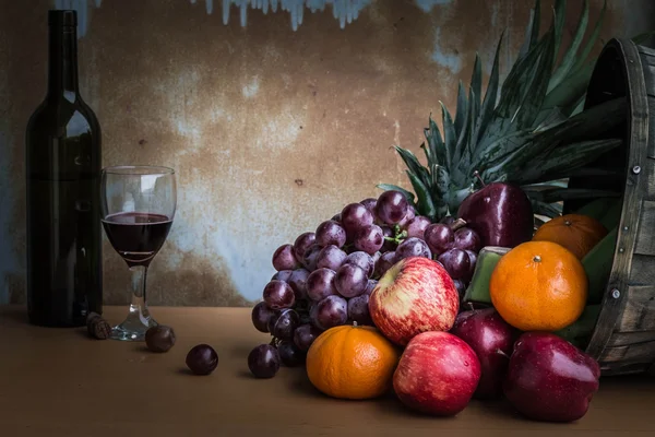 Tanti frutti e bottiglie di vino — Foto Stock