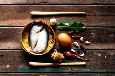 Tahtaya pişirmeden önce balık