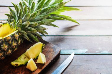 Ananas bir tahta üzerinde 