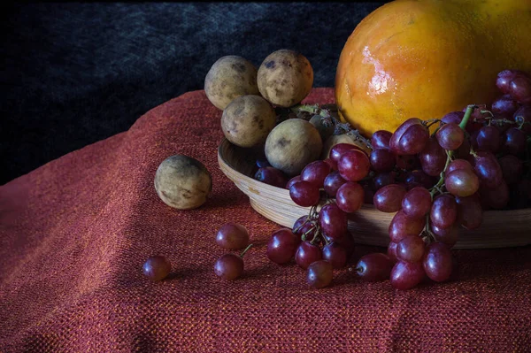 Szőlő Más Gyümölcs Vörös Terítővel — Stock Fotó