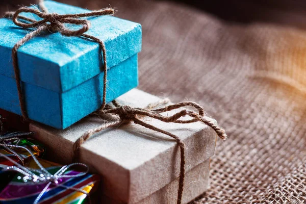 Cajas Regalo Apiladas Una Mesa — Foto de Stock