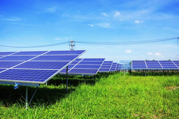 Paneles Solares Sobre Hierba Verde Con Cielo Azul —  Fotos de Stock