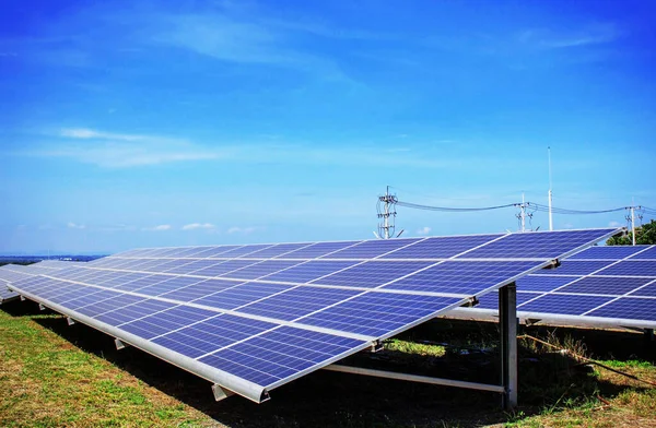 Paneles Solares Césped Con Cielo Azul —  Fotos de Stock