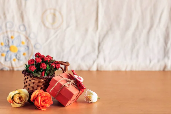 Cadeaux Bouquets Fleurs Sur Table — Photo