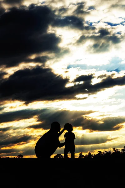 Madre Hijo Con Silueta Atardecer —  Fotos de Stock