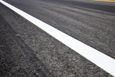 Doku arka planına sahip caddede çizgi trafiği.