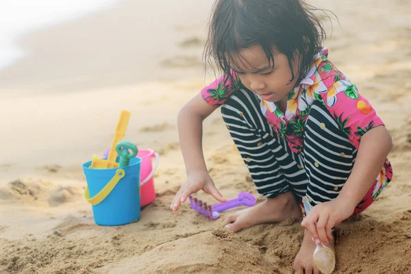 Asijské Dívka Hrají Hračku Pláži — Stock fotografie