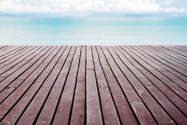 Deniz Kıyısındaki Plank Gökyüzüyle — Stok fotoğraf
