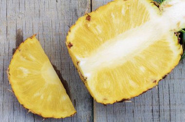 Eski ahşap zeminde ananas kesiği.