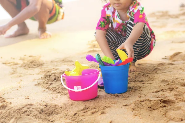 Dívka Hrají Hračku Písečné Pláži — Stock fotografie