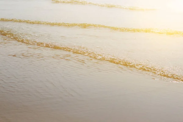 Водные Волны Пляже Солнечным Светом — стоковое фото