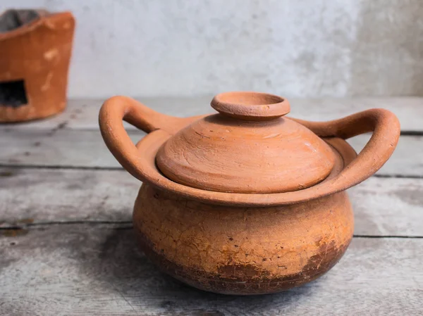 Clay pot op tafel — Stockfoto