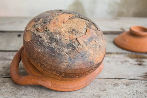 Старые глиняные горшки — стоковое фото