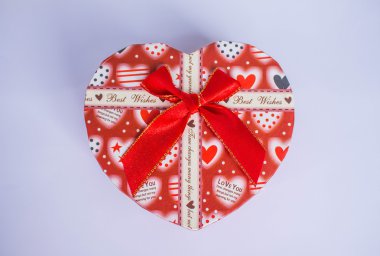 Kırmızı hediye kutusu