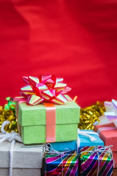 Caja de regalo y poner —  Fotos de Stock