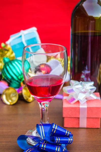 Sklenice vína a barevné dárky — Stock fotografie