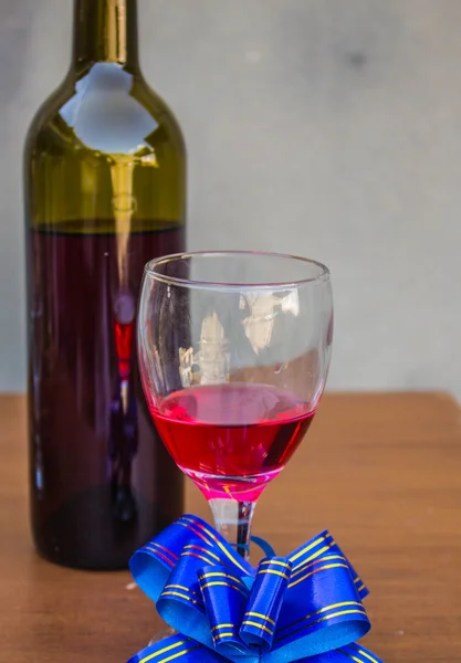 Copos de vinho e arco — Fotografia de Stock