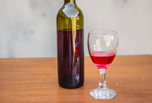 Flasche auf Tisch gestellt — Stockfoto