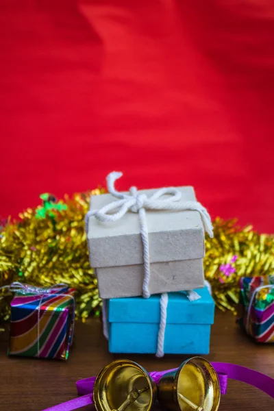 Caja de regalo y campana —  Fotos de Stock