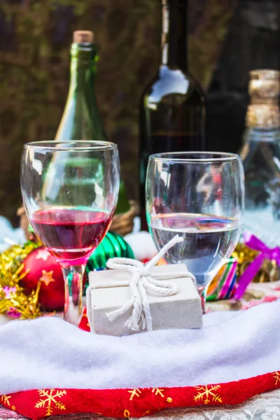 Caja de regalo y vaso de bebida —  Fotos de Stock