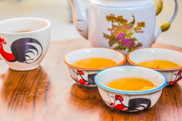 टेबलवर चहाचा कप — स्टॉक फोटो, इमेज