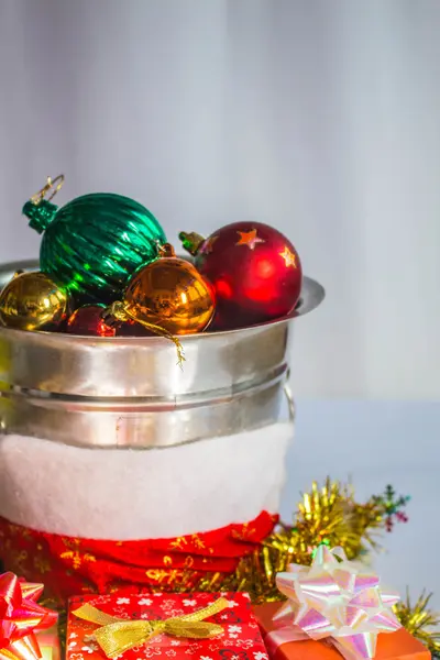 La pelota y los regalos —  Fotos de Stock