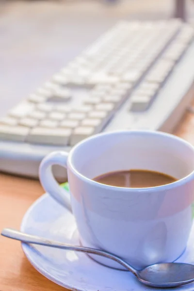 Koffie en toetsenborden op het werk. — Stockfoto