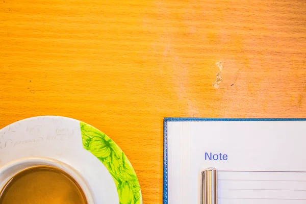 Nota e café na mesa . — Fotografia de Stock