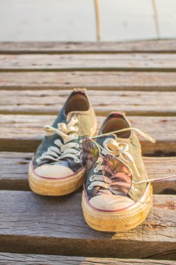 Spor ayakkabılar üzerinde güneş gözlüğü.