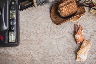 Kameralar ve kabukları katta.