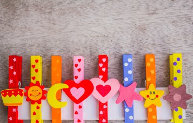 Renkli ahşap kelepçeler