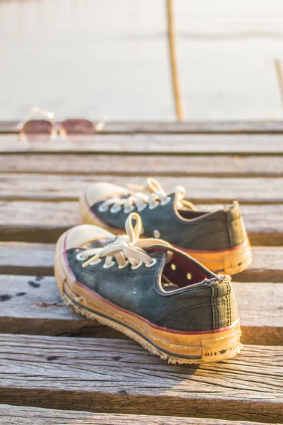 Ahşap üzerinde bir çift spor ayakkabı — Stok fotoğraf