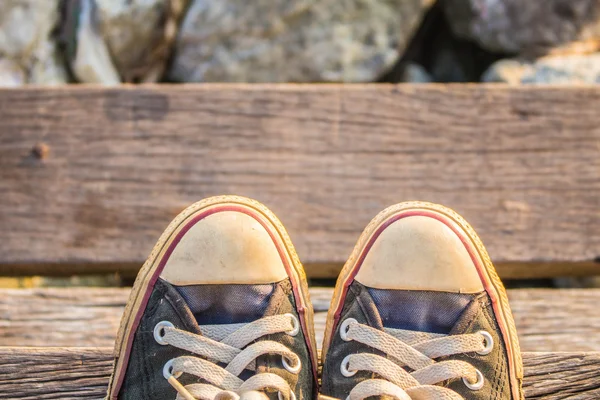 Turnschuhe auf der Treppe. — Stockfoto